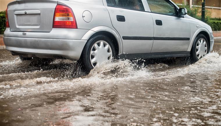Dirigir carro na chuva